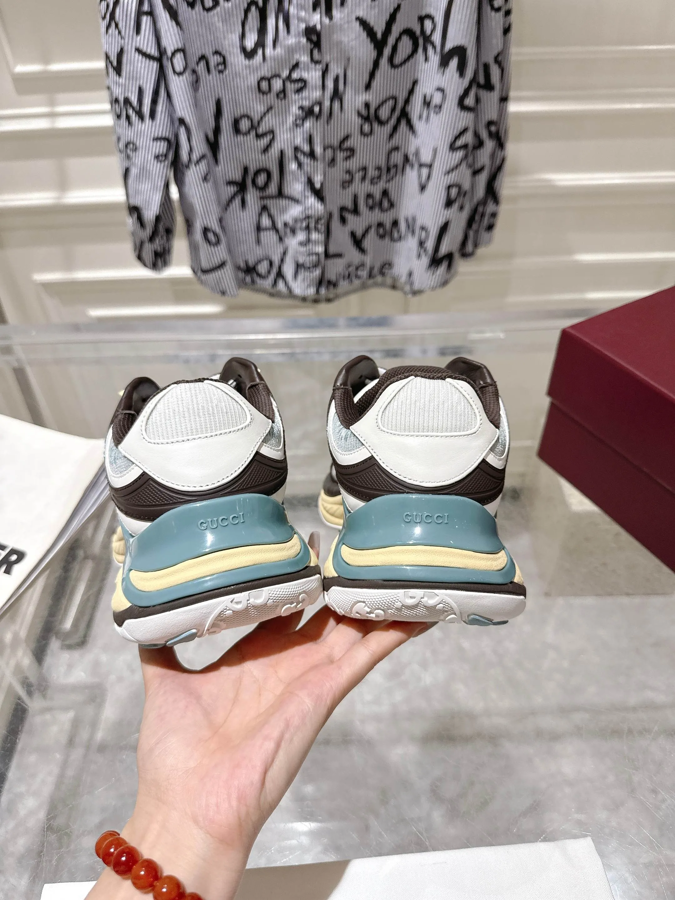 👟👟Ex-factory price 980👟👟Upgraded version with airplane case Gucci Gucci 25ss hot new style couple style retro sports shoes dad shoes This Gucci 2.0 reinterprets the brand's iconic striped webbing elements. This new interpretation of iconic details uses EVA thick soles with a smart silhouette, bringing a stable and comfortable wearing experience. Delivered in exquisite packaging. Fabric: Made of original imported cowhide/technical fabric. Inner foot pad: Breathable mesh. Heel height: 4cm. Sole: Original customized ultra-light foam rubber outsole. Size: 35-45 (women's size 40, men's size 45, custom-made, non-returnable)
